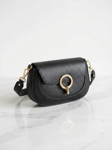 Borsa a sella in pelle è un accessorio elegante e versatile, ideale per la donna moderna