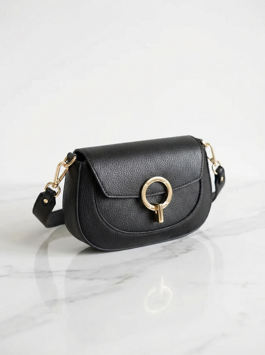 Borsa a sella in pelle è un accessorio elegante e versatile, ideale per la donna moderna