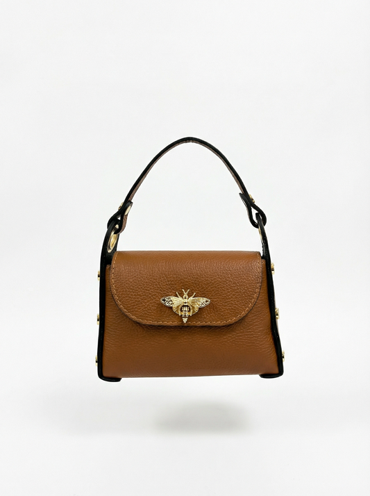 Mini borsa a mano in pelle è un gioiello di stile italiano, che unisce artigianato pregiato a un'estetica retrò