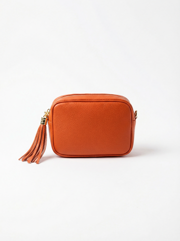 Borsa a tracolla in pelle è un modello versatile e moderno, che unisce praticità e stile