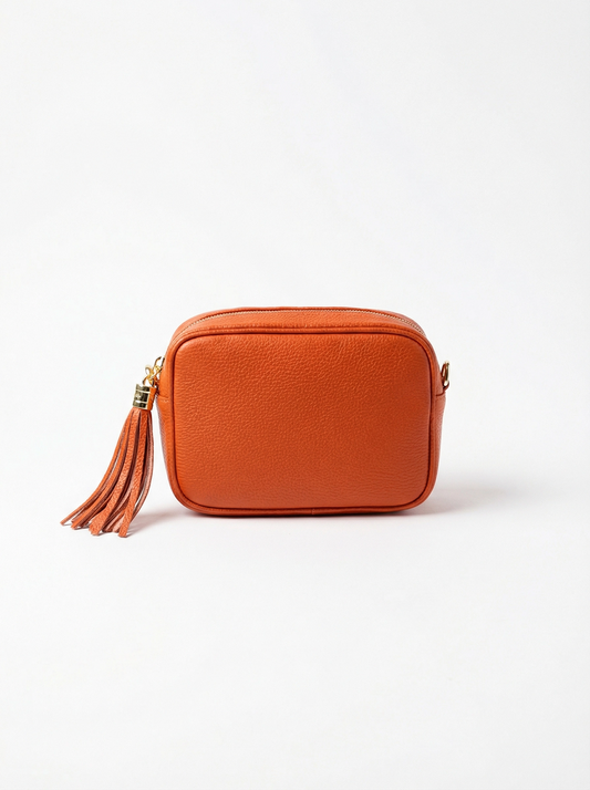 Borsa a tracolla in pelle è un modello versatile e moderno, che unisce praticità e stile