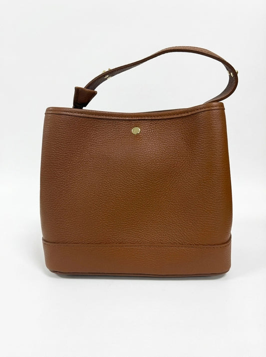 A bucket bag is an accessory that combines retro elegance and modern practicality, ideal for an everyday look or for informal occasions.