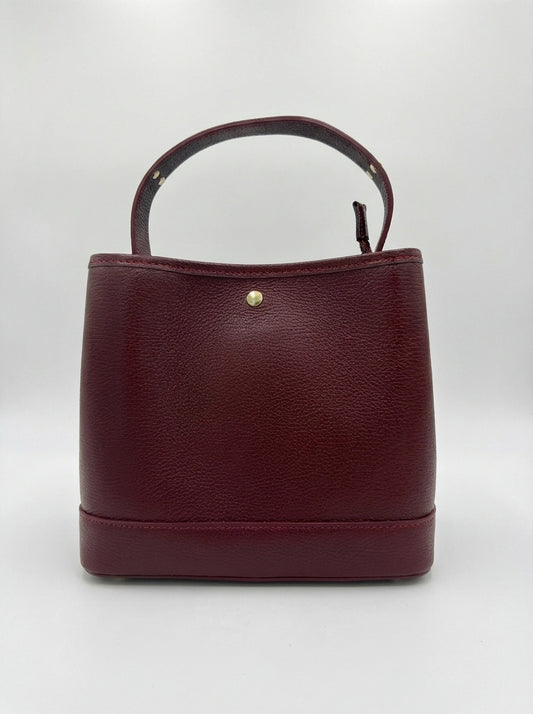 A bucket bag is an accessory that combines retro elegance and modern practicality, ideal for an everyday look or for informal occasions.